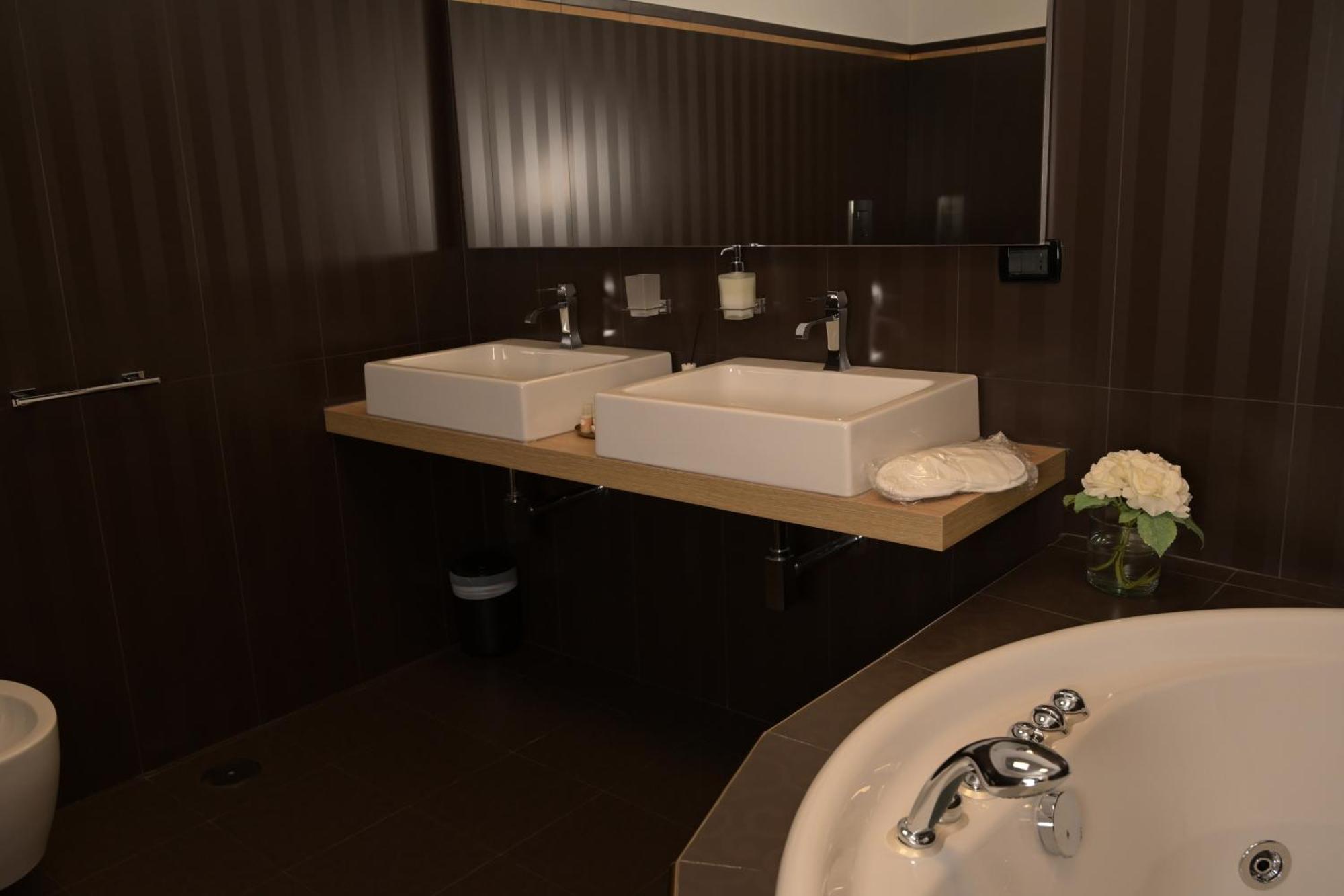 Palace Eight - Suites & Spa Cosenza Esterno foto